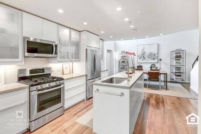 Building Photo - Modern 1BD/2BA Loft Just Minutes from Down...