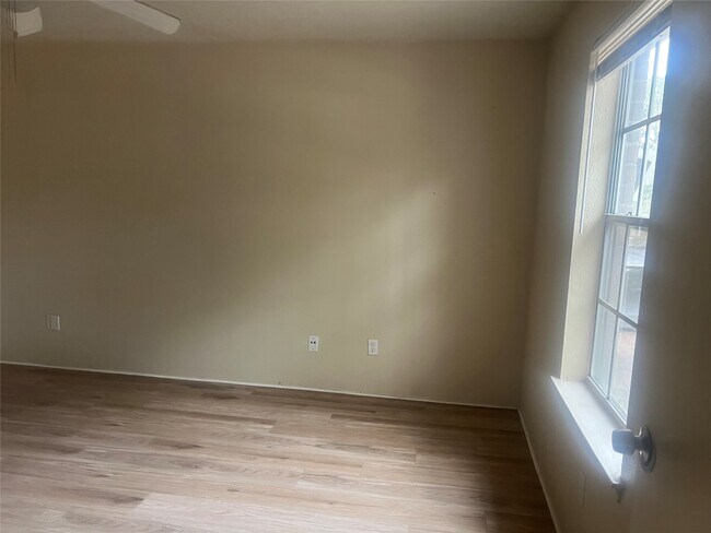 Building Photo - 10737 Braes Bend Dr