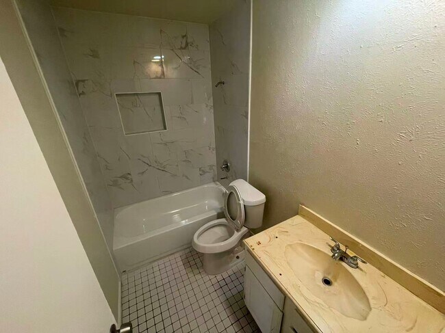 Building Photo - Beautiful 4 Bedroom 2 Bathroom in Plano!