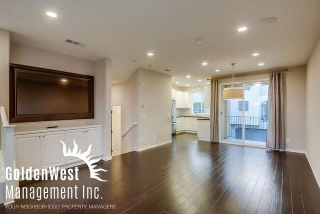 Building Photo - Gorgeous 2Bdm 2.5Ba Custom Model Townhouse in a Gated Community