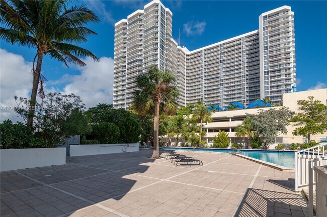 Building Photo - 7545 E Treasure Dr