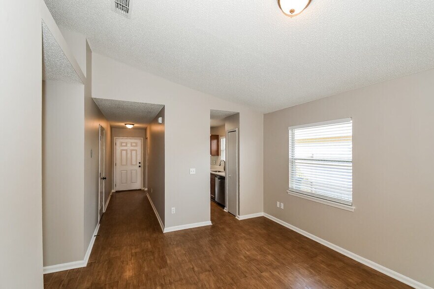 Building Photo - 8736 Townsquare Dr