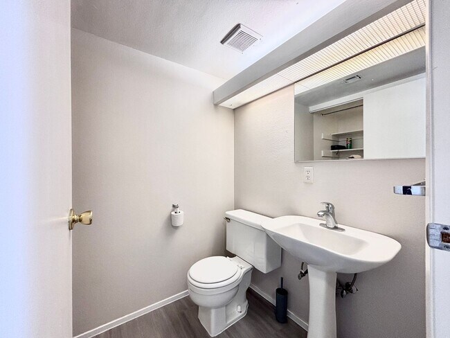 Building Photo - Loft-Style Townhouse for Rent!