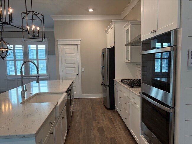 Building Photo - Midtown Townhouse