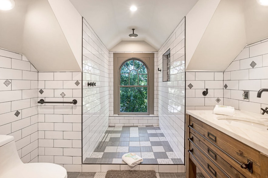 Building Photo - 624 E Victory Dr