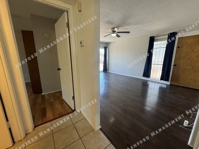 Building Photo - $1,400 Steal! Cozy 2-Bedroom Home in the H...