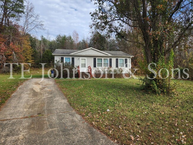 Building Photo - 3 Bedroom Home Near Reynolda Road!