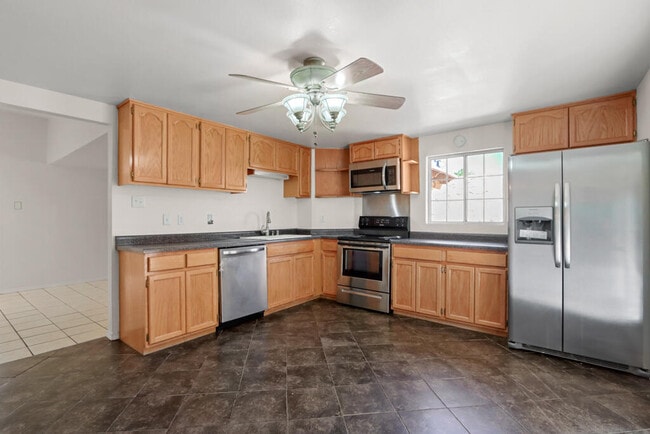 Building Photo - 1600 Sumac Dr
