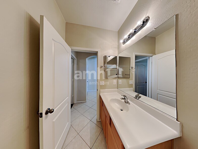 Building Photo - 3024 S 161st Dr