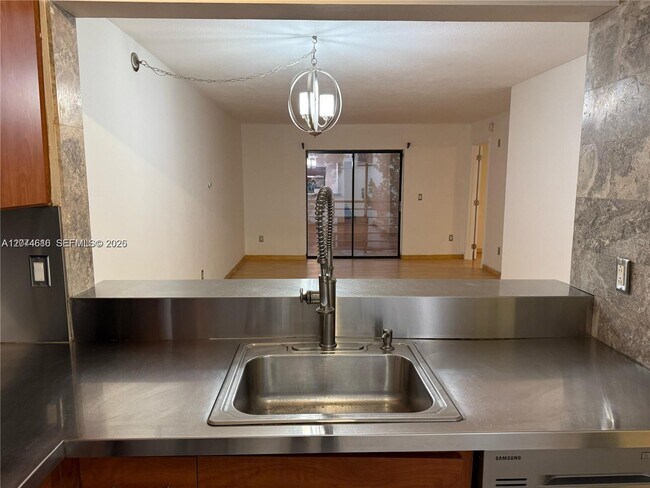 Building Photo - 20800 NE 8th Ct