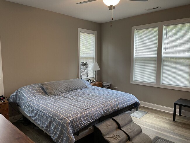 Building Photo - Avaliable October 1st 2025 Unfurnished 3 B...