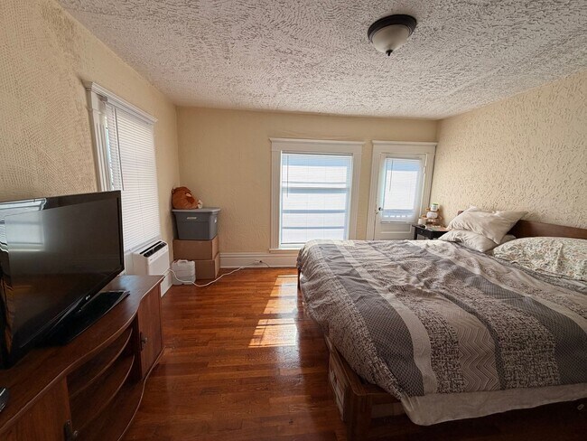 Building Photo - Charming Four Bedroom Home on SE Side!