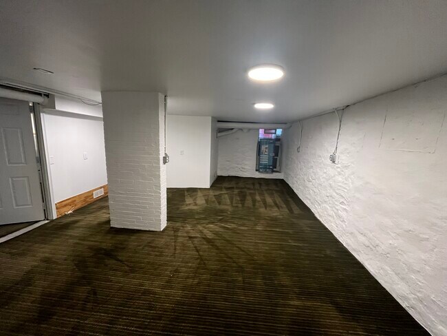 WHOLE HOUSE HAS NEW INTERIOR PAINTED - 32 E Northwood Ave