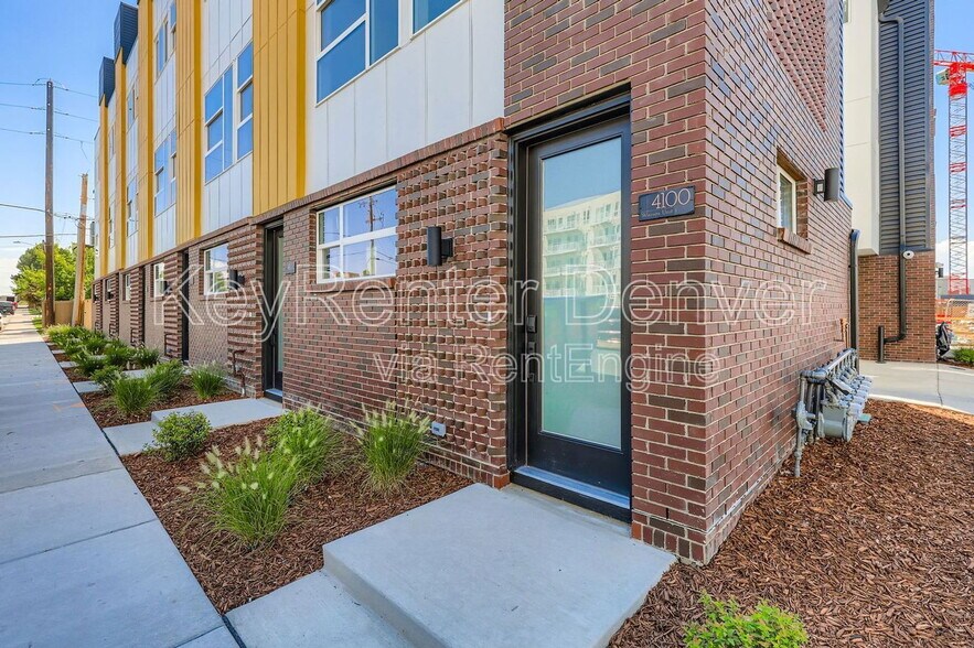 Primary Photo - 4100 E Warren Ave