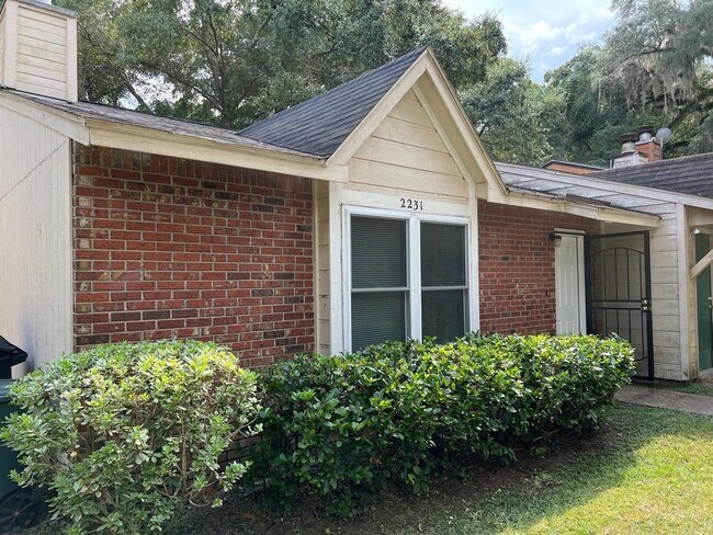 Building Photo - 2231 Treeo Ln