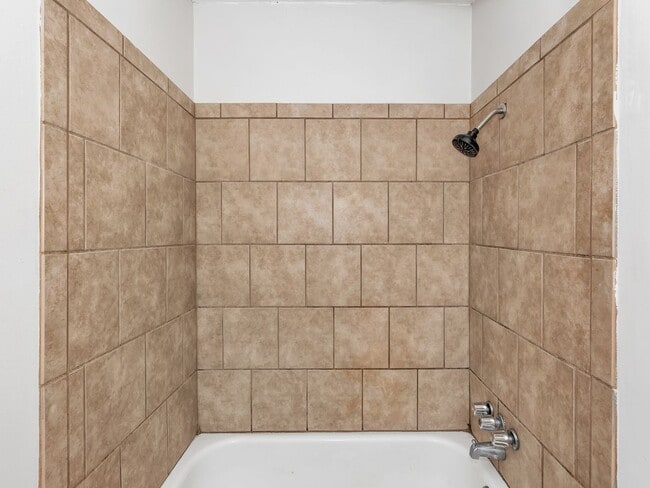 Building Photo - Newly renovated 3 bed/2 bath brick home