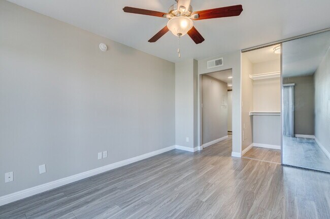 Building Photo - Smartly Designed 2-Bedroom Apartment in Prime Studio City Location