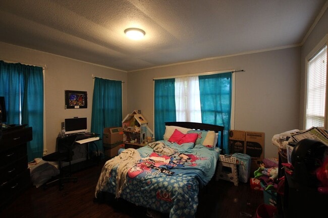 Building Photo - Coming Soon! 3 Bed 2 Bath Home! Large Corner Lot!