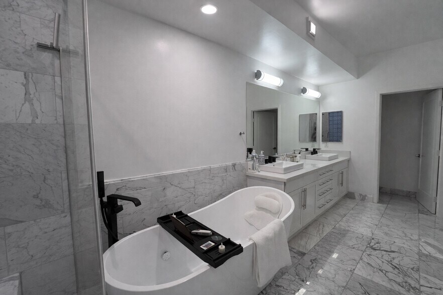 Building Photo - 300 E 4th St