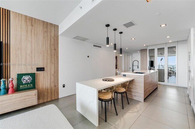 Building Photo - 460 NE 28th St