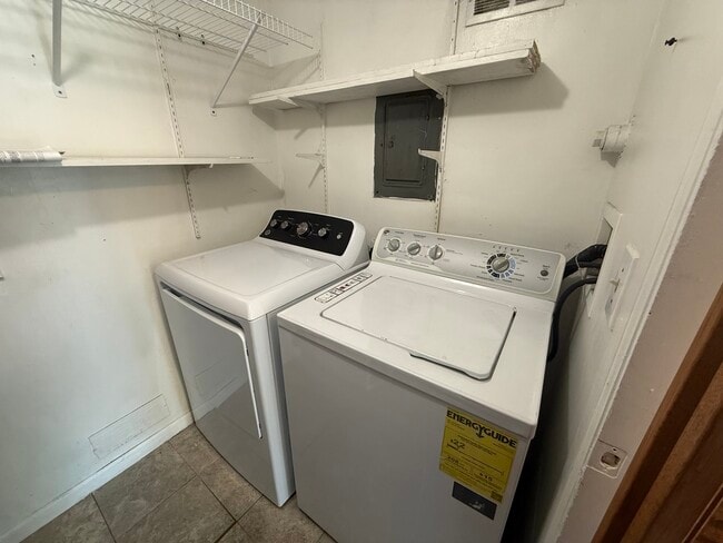 Building Photo - 1711 Bell Dr