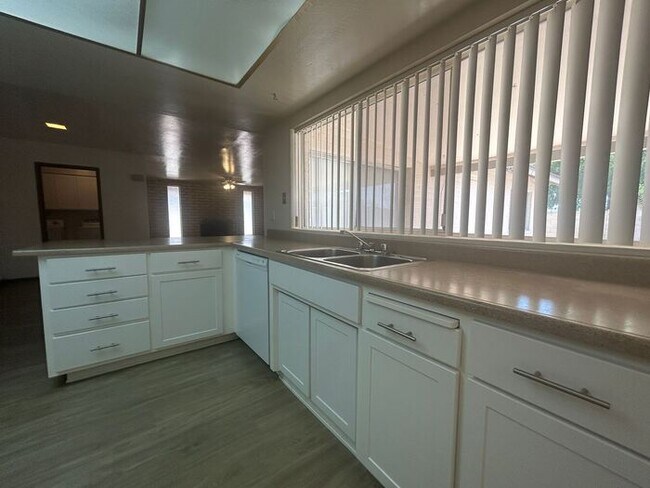 Building Photo - 2141 E Manhatton Dr