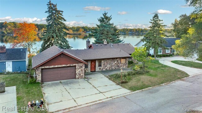 Building Photo - 2739 Lakeridge Ave