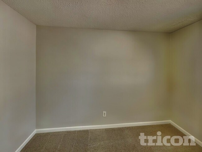 Building Photo - 385 Nectarine Dr