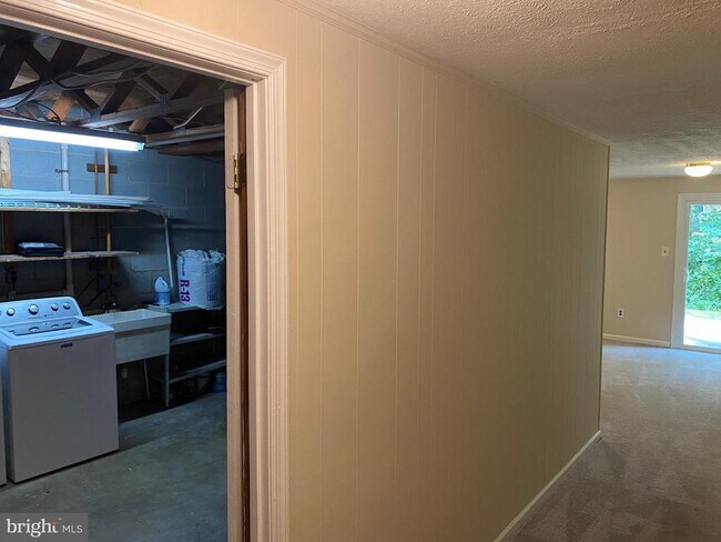 Building Photo - 2804 Cambridge Dr