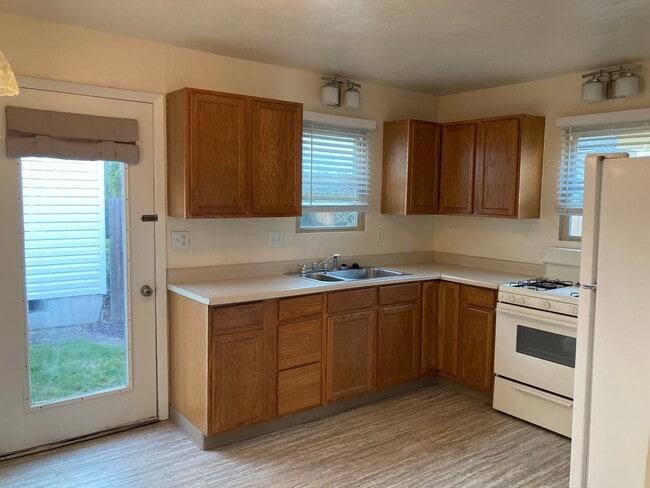 Building Photo - Comfortable 3 bedroom 1 bath