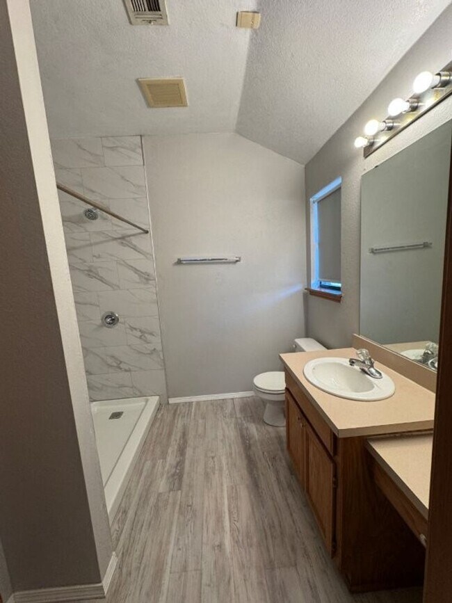 Building Photo - 3 bed 2 bath home for rent in Norman near SE 24th and Lindsey, new paint, new flooring, great area!