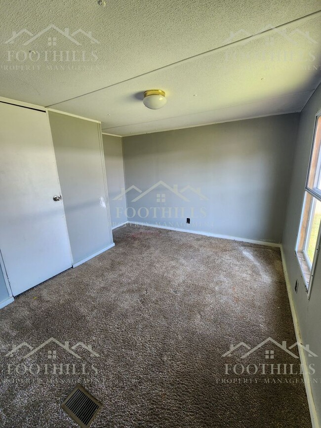 Building Photo - 2-Bedroom Mobile Home in Colony Park with ...