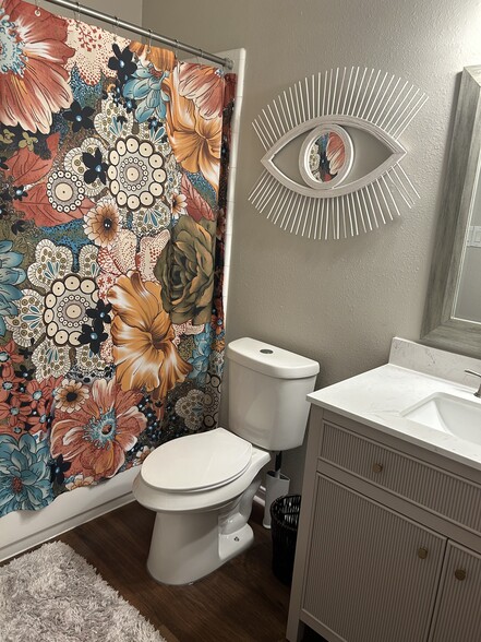 Upstairs bath w tub 2 - 3602 Cedar Flats Ln