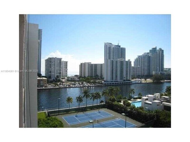 Building Photo - 800 Parkview Dr