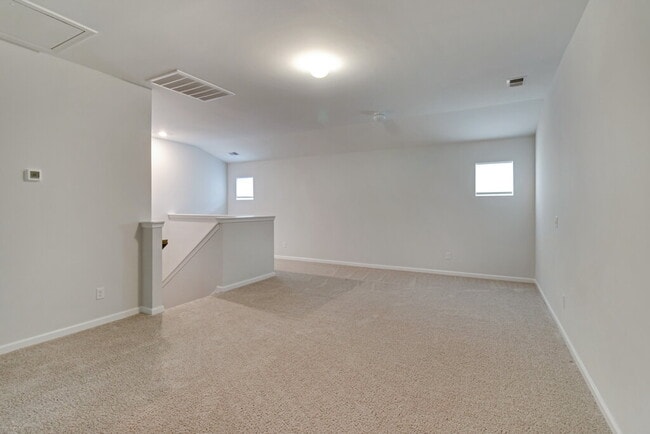 Building Photo - Conveniently located 3 bedroom, 2.5 bathroom townhome in The Commons subdivision