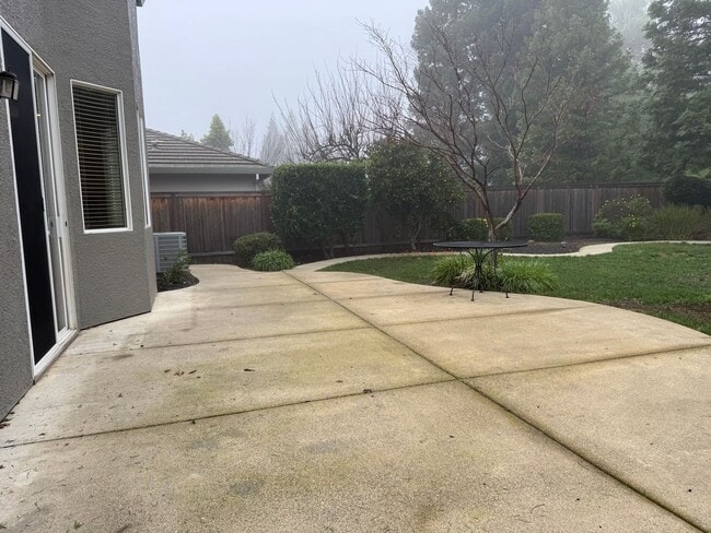 Building Photo - Well-maintained Roseville home!