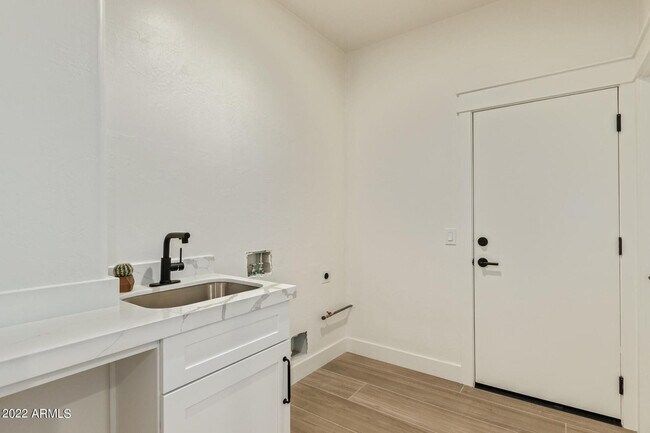 Building Photo - 13761 E Lupine Ave