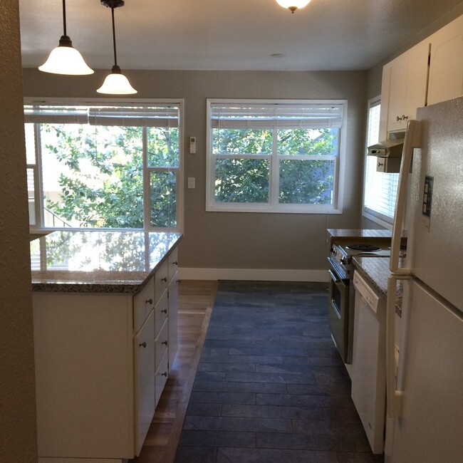 Building Photo - Super cute top level 1 bed w/ washer/dryer...