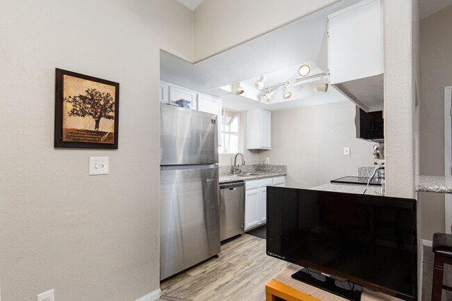 Building Photo - 2nd floor unit in gated community with pool/spa/tennis