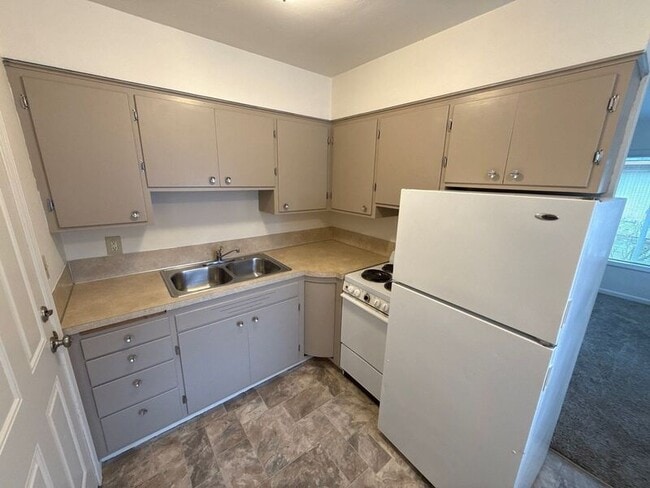 Building Photo - 1145 Saginaw St S