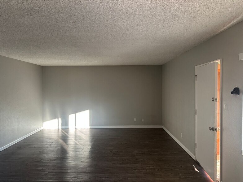 Building Photo - 5840 Hazeltine Ave