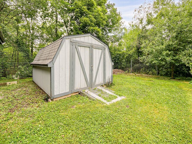 Building Photo - Your Private Retreat Just Minutes from Downtown South Lyon