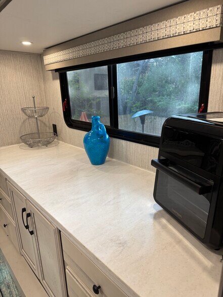 Building Photo - 1219 Willow Creek Rd