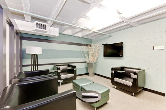 Building Photo - Sunny 1 bedroom condo in SW Waterfront!
