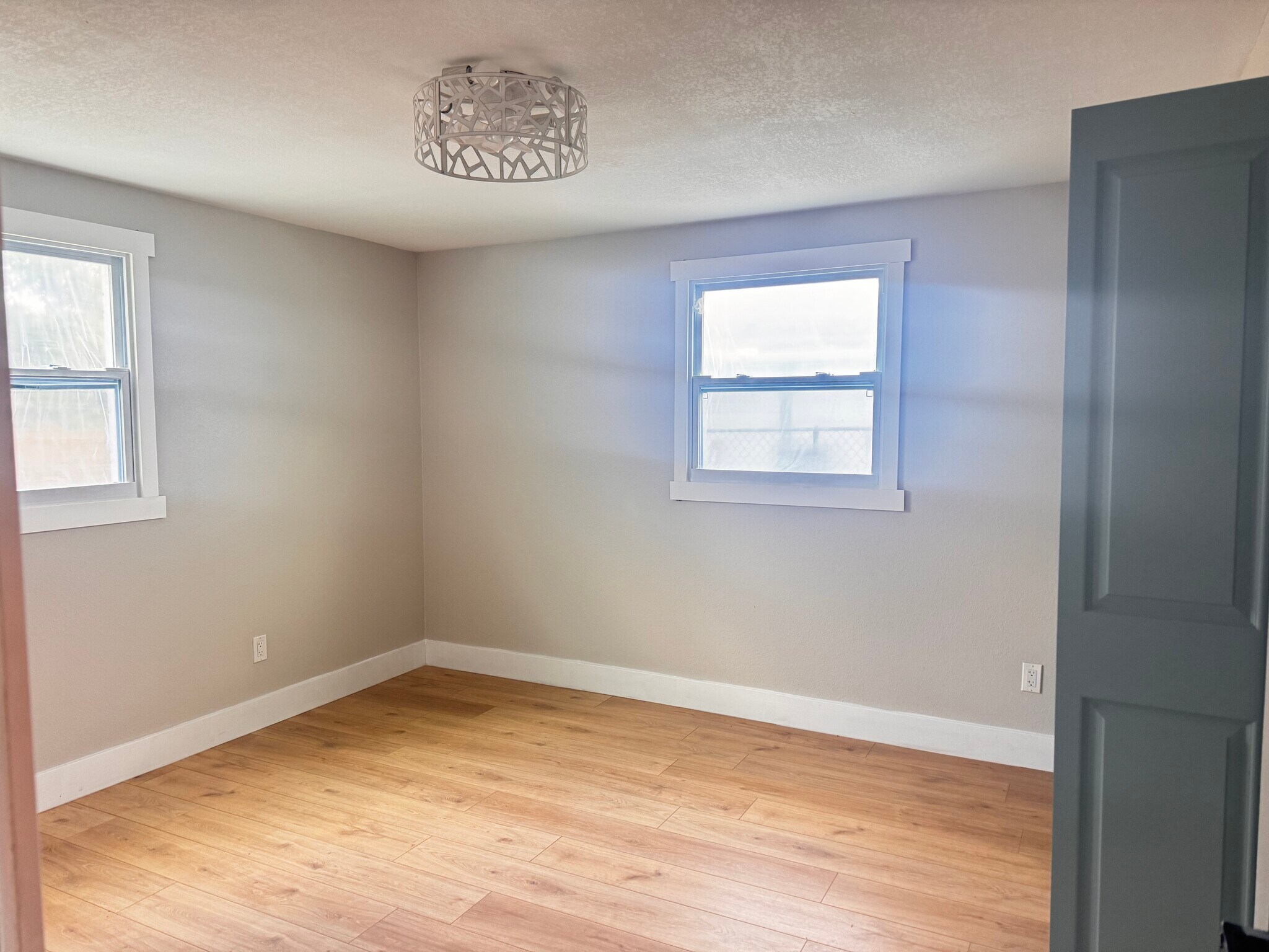 Building Photo - 3205 E Shadowlawn Ave