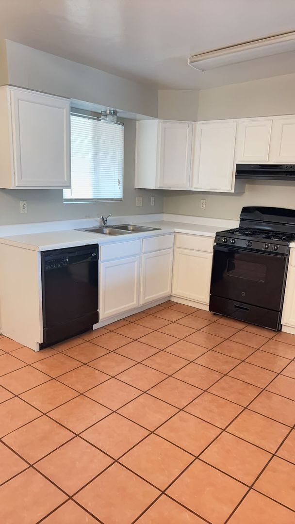 Building Photo - Beautiful 3 bedroom, 2 bath townhouse available