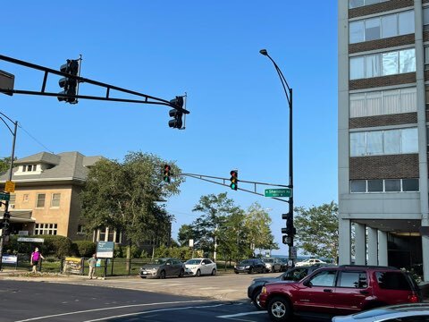 Building Photo - 6166 N Sheridan Rd