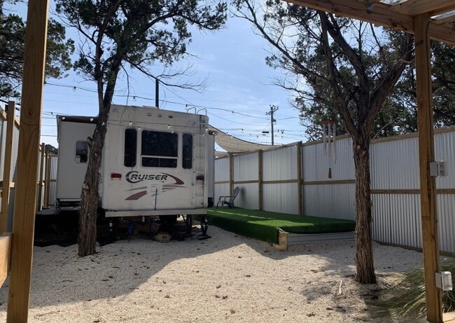 Building Photo - 755 Elmhurst Dr