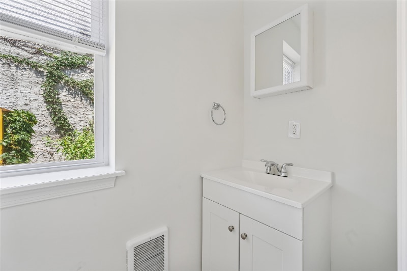Building Photo - 230 N 61st St