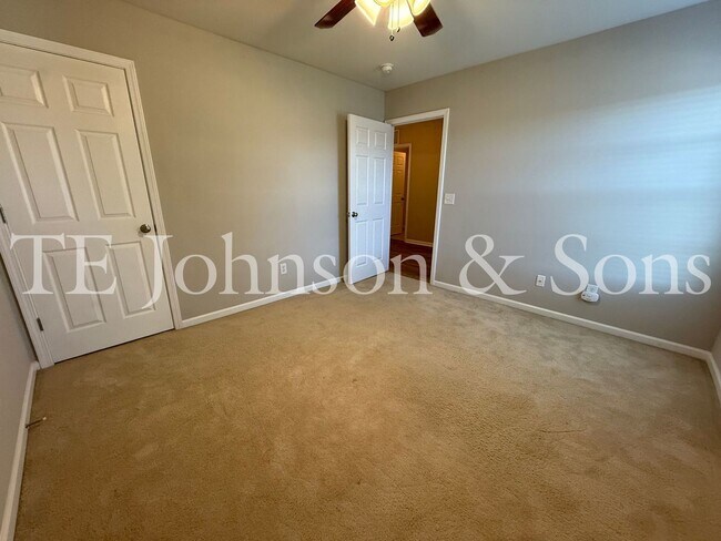 Building Photo - Spacious 4 Bedroom Home with Fenced Yard & Two Car Garage in Clemmons